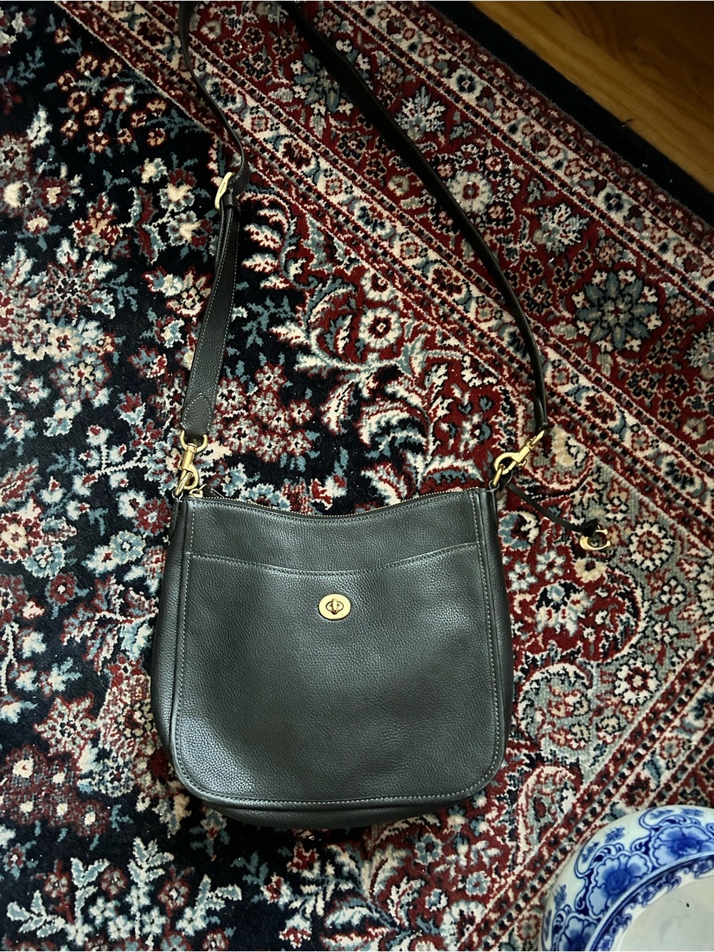 PERFECT Condition-Coach Pebble Blk Leather Crossbody with Gold Turn-Lock-Zip Top